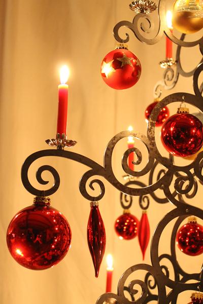 Weihnachtsbaum aus Metall mit Kerzen